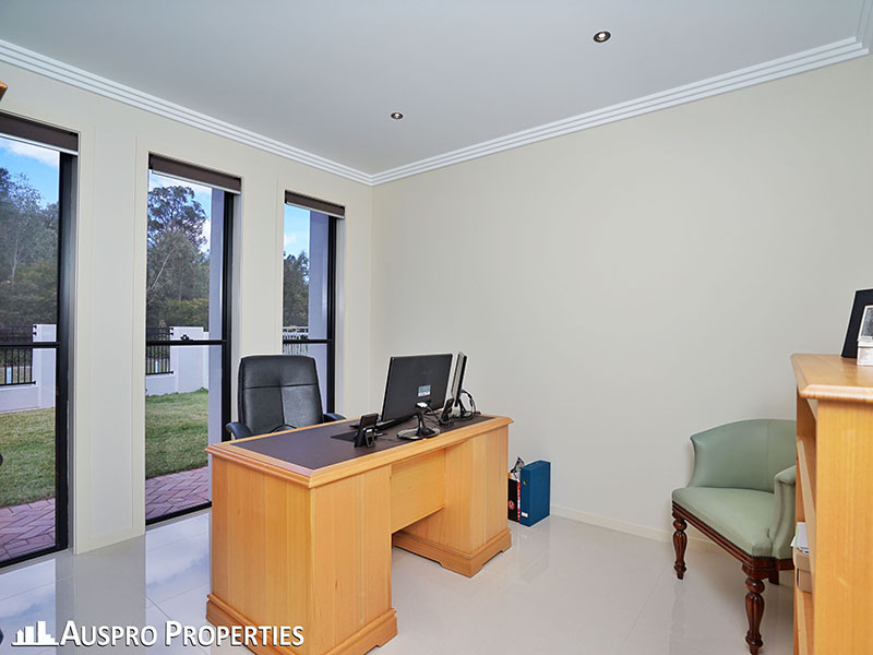 13 Peachtree Place, Stretton, QLD 4116
