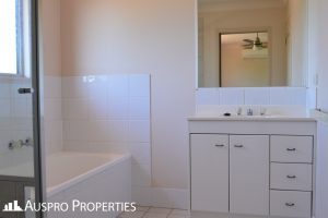 1/8 Hialeah Close, Helensvale, QLD 4212 Australia