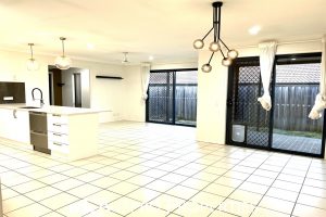 14 Mapelton Cct, PARKINSON, QLD 4115 Australia